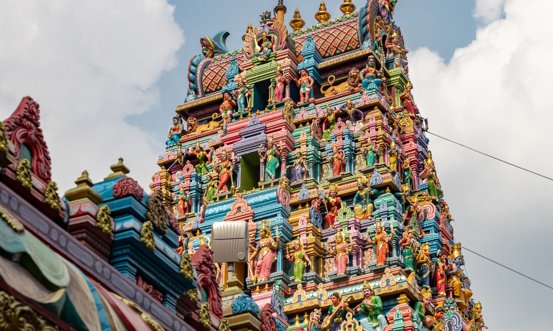 おすすめスポット②  極彩豊かな神々を祀るヒンズー寺院 「スリ・マリアマン寺院」